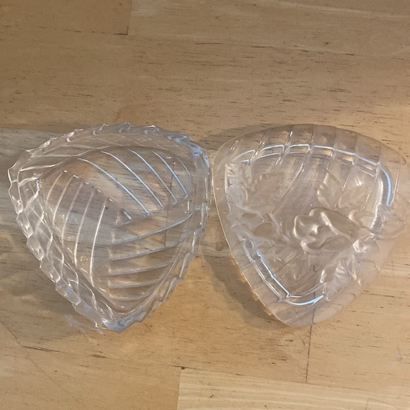 Vintage triangular shaped trinket dish with etched raise flowers on lid. - Picture 6 of 9